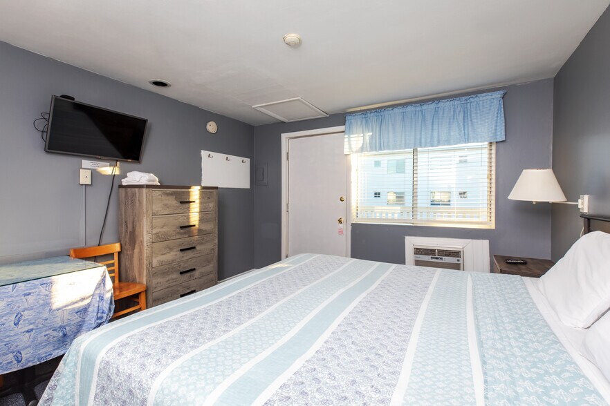 More Photos Of 198 Ashworth Ave, Hampton Hotel For Sale