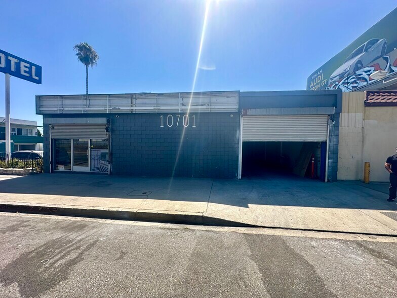 Primary Photo Of 10701 San Fernando Rd, Pacoima Warehouse For Lease