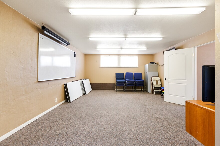 More Photos Of 635 Veile Ave, Beaumont Office For Sale