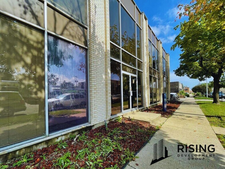 More Photos Of 9914 W Derby Ln, Westchester Flex For Sale