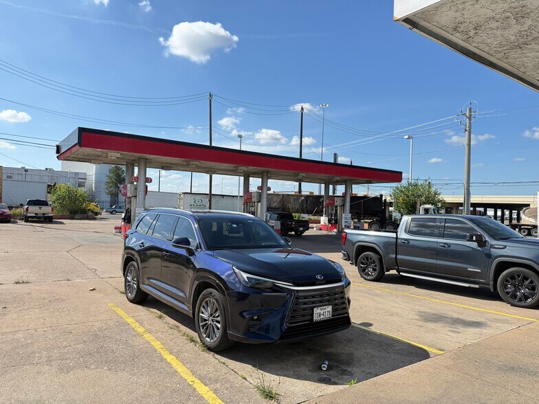 More Photos Of 8899 North Loop E, Houston Service Station For Sale