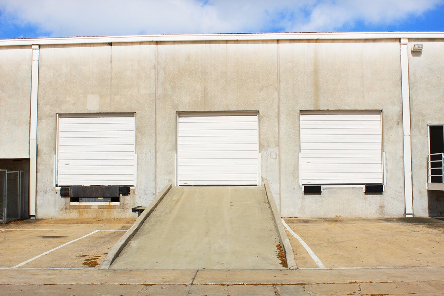 More Photos Of 11100 Metric Blvd, Austin Light Distribution For Lease