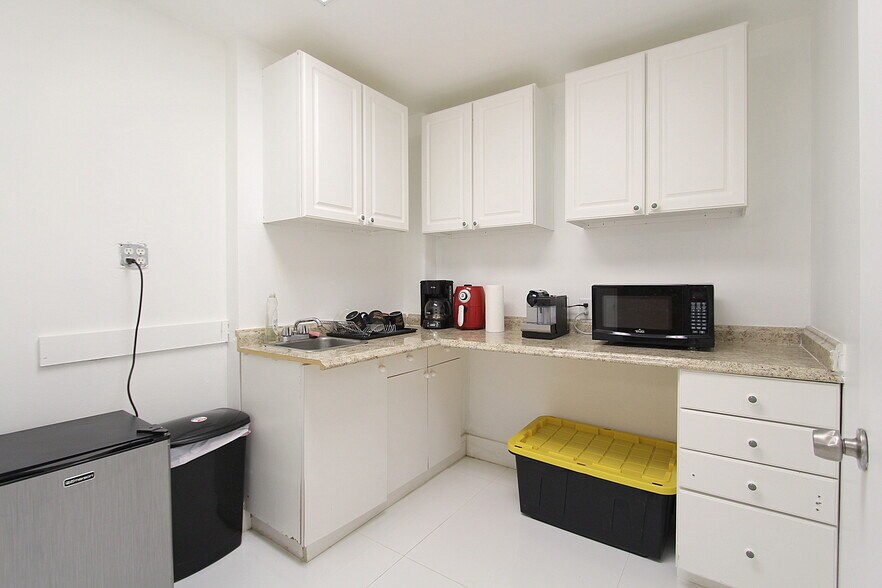 More Photos Of 2520 NW 97th Ave, Doral Showroom For Lease