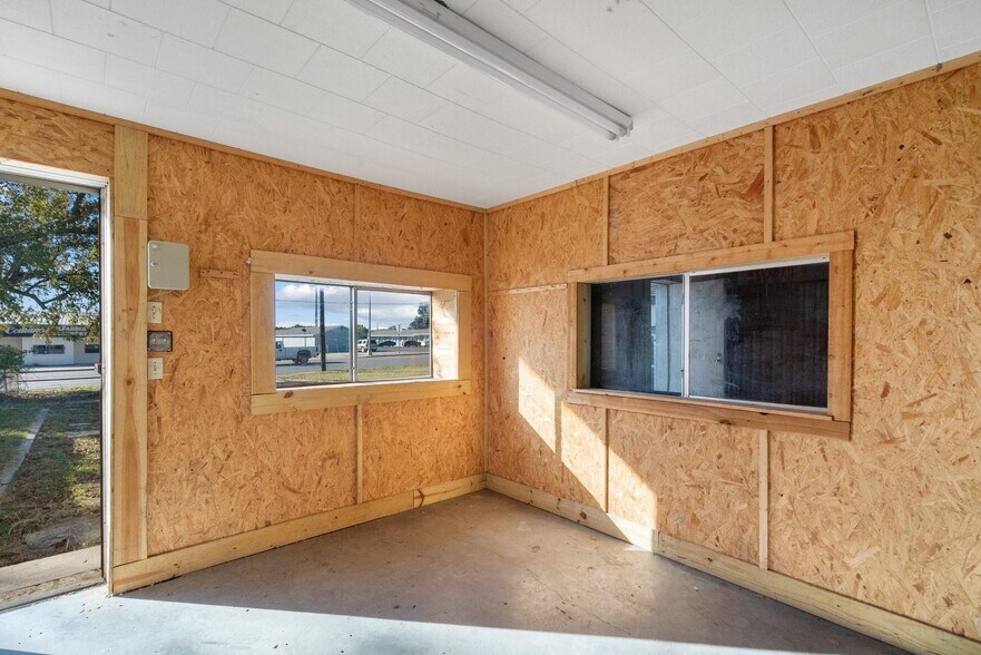 More Photos Of 503 W Central Ave, Comanche Warehouse For Sale