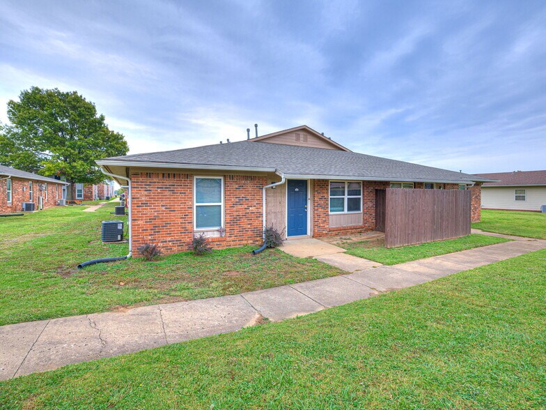 More Photos Of 1220 SE 9th St, Pryor Apartments For Sale