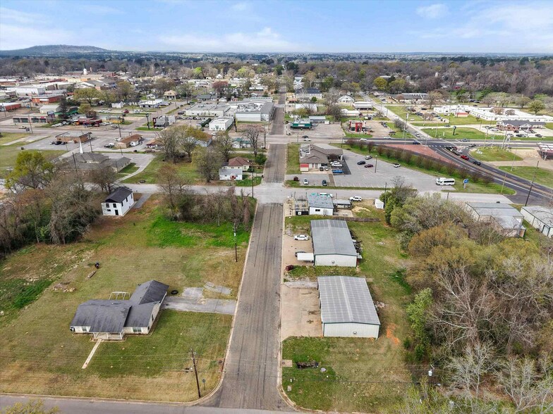 More Photos Of 420 E Scott St, Gilmer Warehouse For Sale