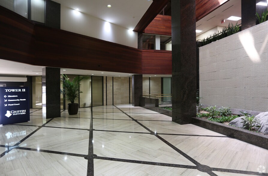 More Photos Of 555 N Carancahua St, Corpus Christi Office For Lease