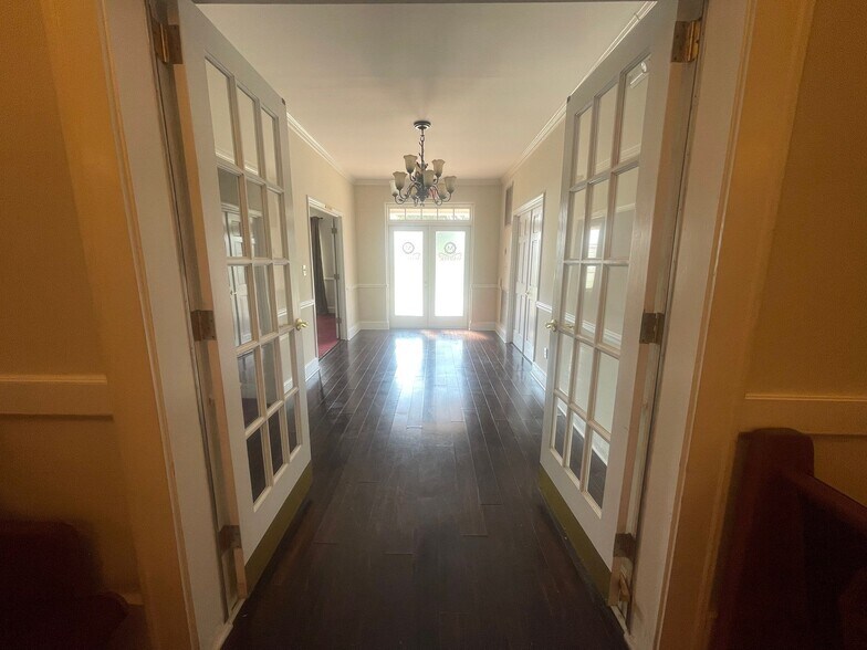 More Photos Of 116 Pine st, Elizabethtown Showroom For Sale
