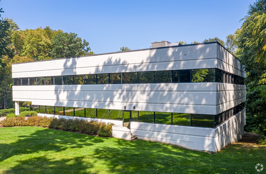 More Photos Of 160 Chapel Rd, Manchester Office For Lease