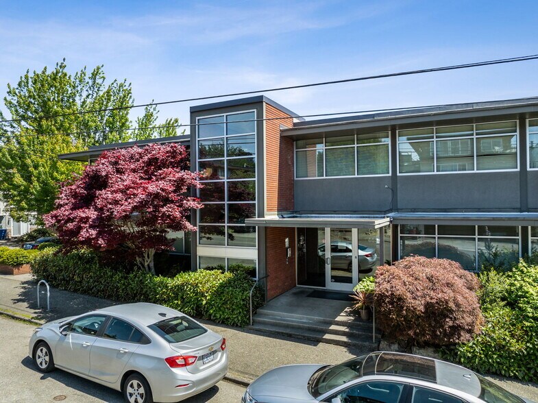More Photos Of 4444 Woodland Park Ave N, Seattle Medical For Sale
