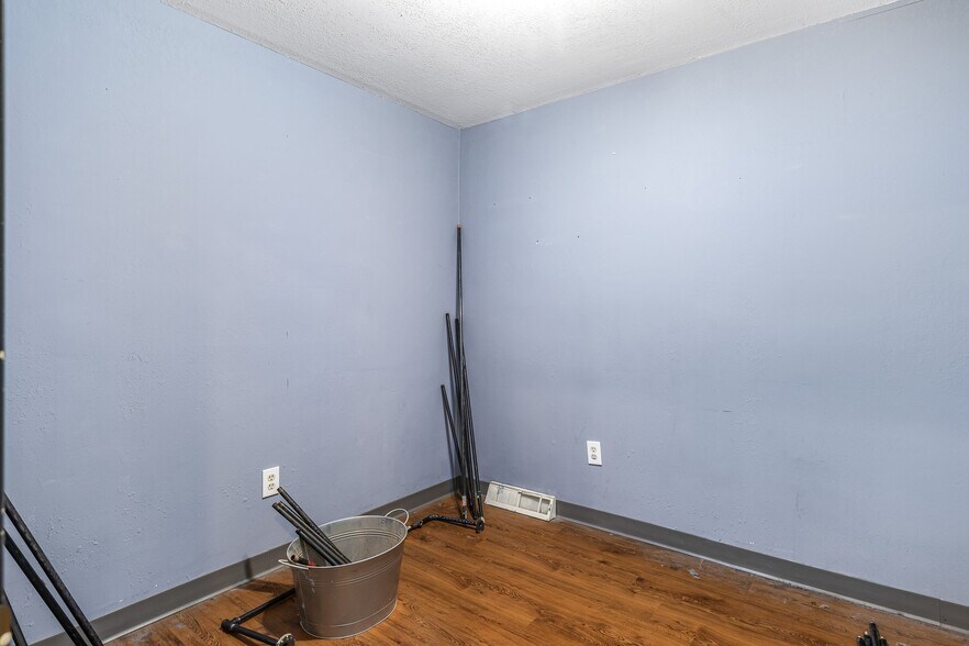 More Photos Of 1421 E Main St, Park Hills Flex For Sale