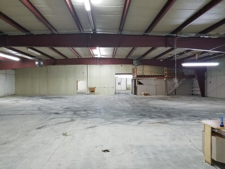 More Photos Of 726 E Gracia Ave, Marceline Warehouse For Lease