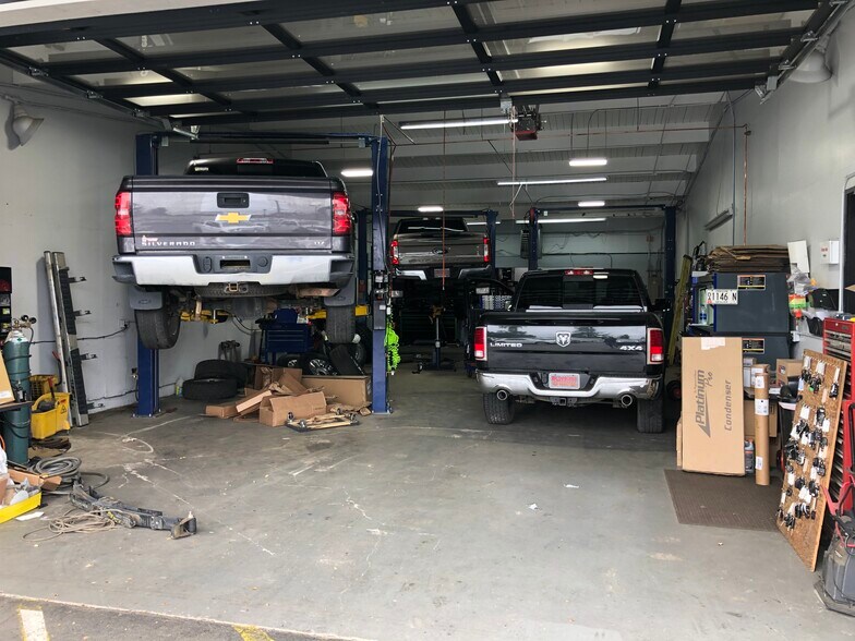 More Photos Of 16001 SE Mcloughlin Blvd, Milwaukie Auto Repair For Lease