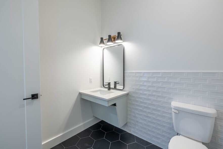 More Photos Of 8343 Upland Ave, Lubbock Office For Sale