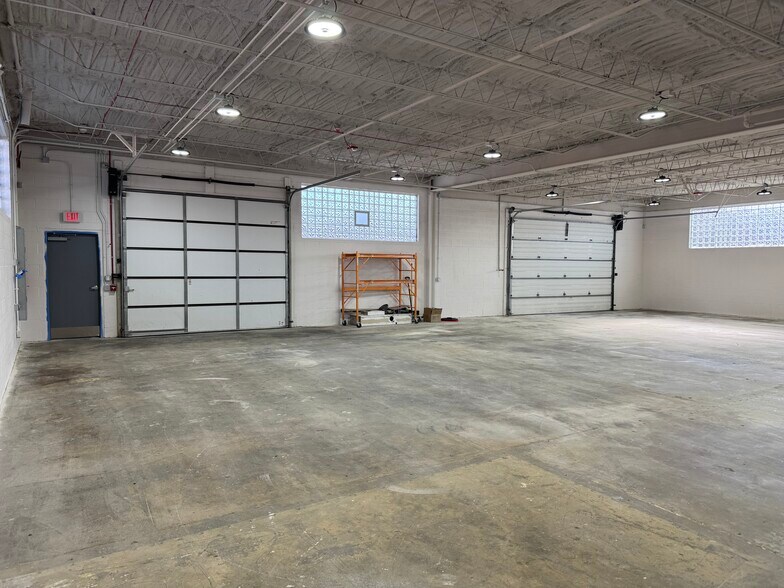 More Photos Of 945 Criss Cir, Elk Grove Village Light Manufacturing For Lease