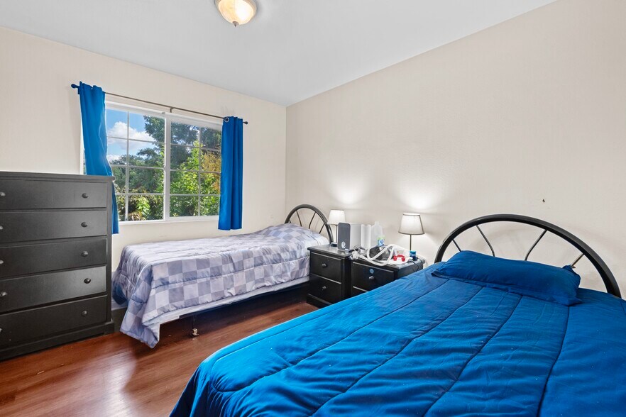 More Photos Of 14203 Sylvan St, Van Nuys Apartments For Lease