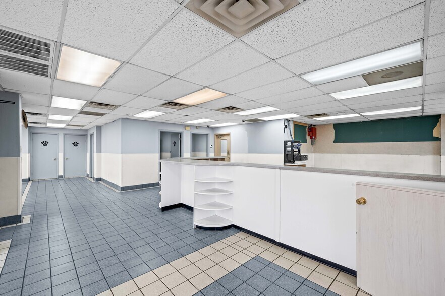 More Photos Of 7902 Slide Rd, Lubbock Veterinarian Kennel For Lease