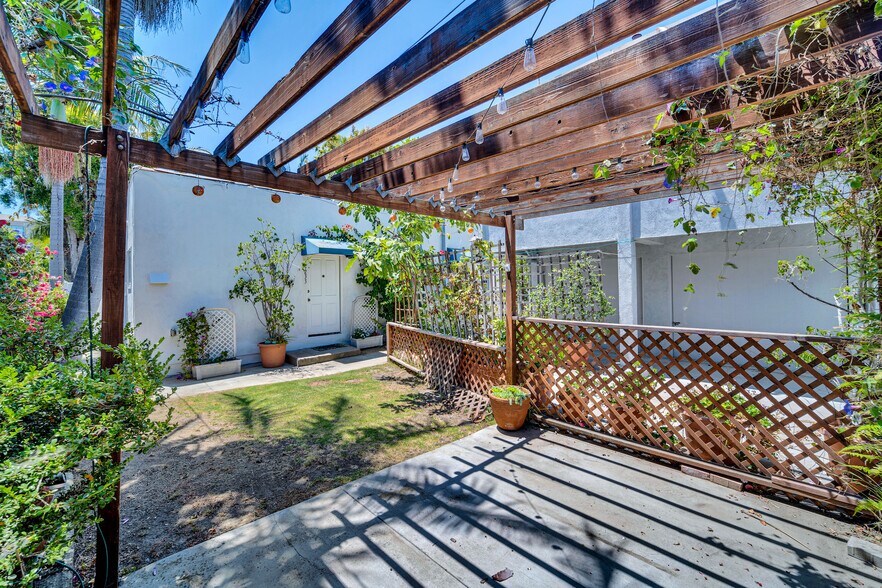 More Photos Of 1231-1233 17th St, Santa Monica Apartments For Sale