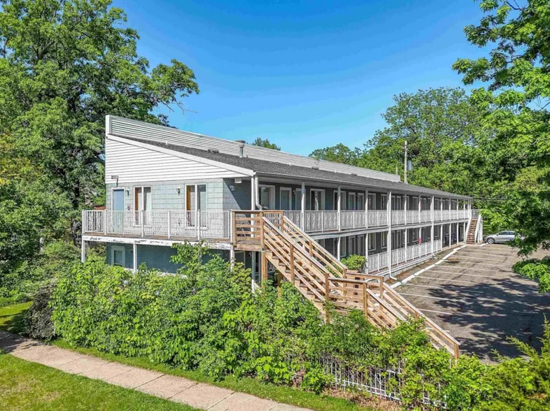 More Photos Of 211 Wisconsin Ave, Wisconsin Dells Hotel For Sale