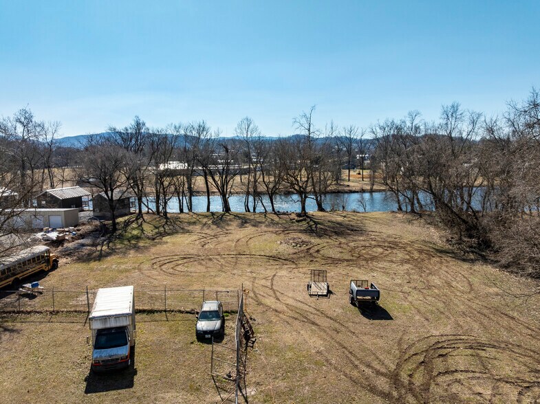 More Photos Of 215 Lovers Ln, Elizabethton Flex For Sale