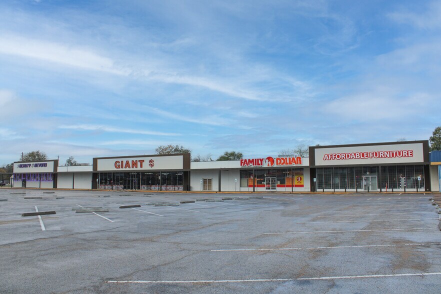 More Photos Of 9411 North Fwy, Houston Unknown For Lease