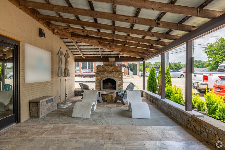 More Photos Of 2526-2530 Duplex Rd, Spring Hill Showroom For Sale