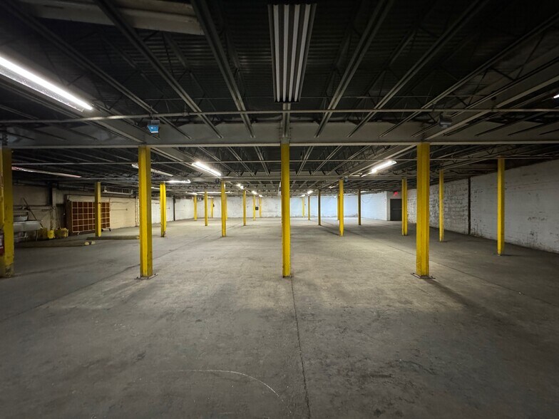 More Photos Of 195 Hudson St, Cornwall-on-Hudson Distribution For Lease