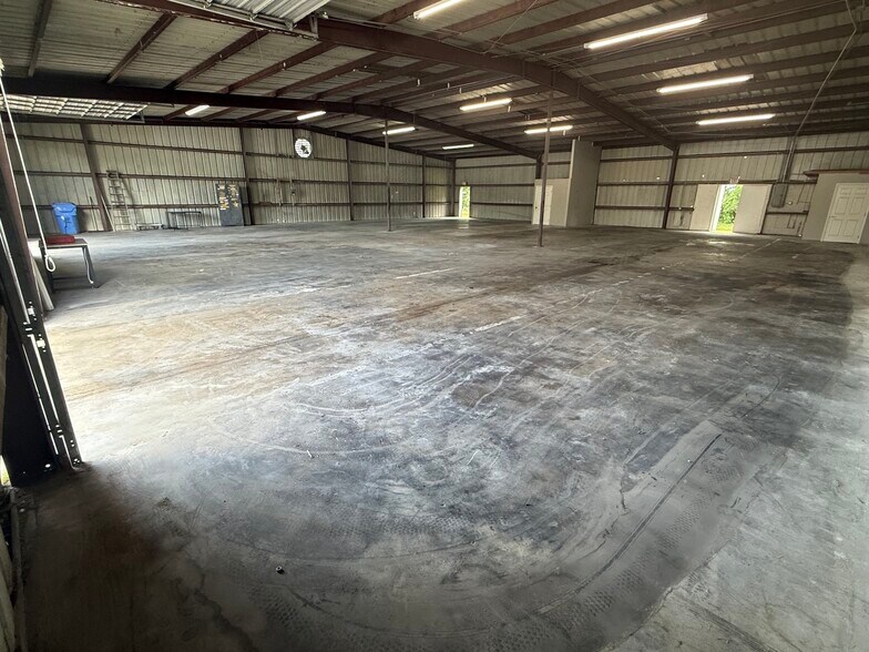 More Photos Of 8941 N Fork Dr, North Fort Myers Manufacturing For Lease