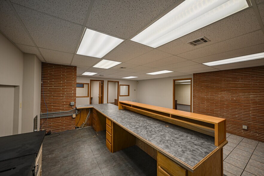 More Photos Of 802 W 8th St, Coffeyville Office For Sale