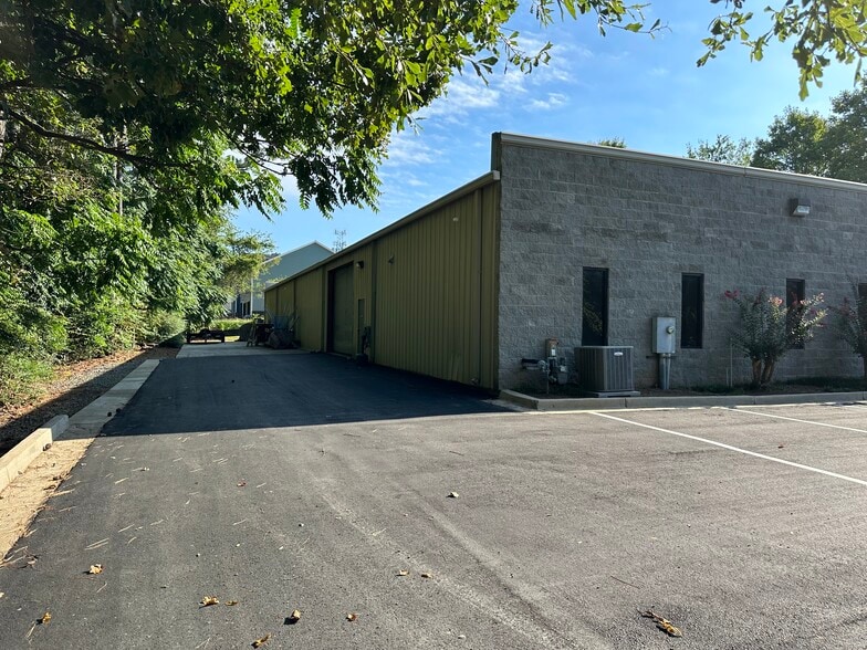 More Photos Of 724 Fairgate Rd, Marietta Light Distribution For Sale