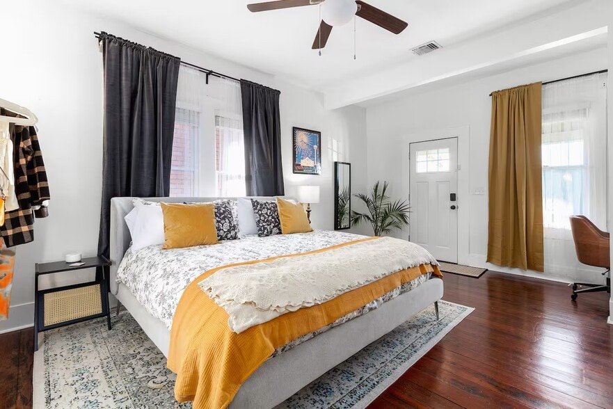 More Photos Of 724 N Cherry St, San Antonio Office For Sale