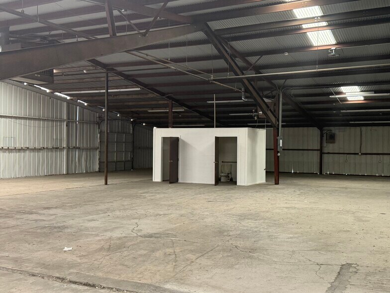 More Photos Of 4907 NW Industrial Dr, San Antonio Warehouse For Lease