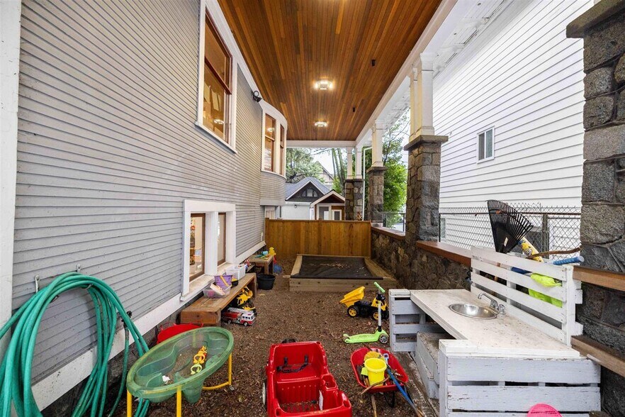 More Photos Of 4355 Granville St, Vancouver Schools For Sale