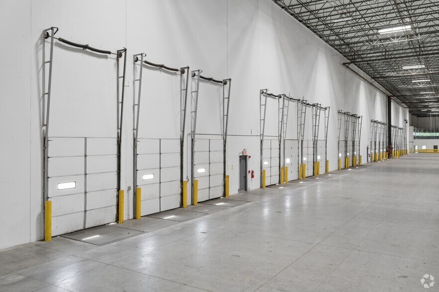 More Photos Of 25 Colony Rd, Jersey City Warehouse For Lease