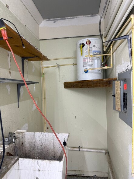 More Photos Of 10478 Northcliffe Blvd, Spring Hill General Retail For Lease