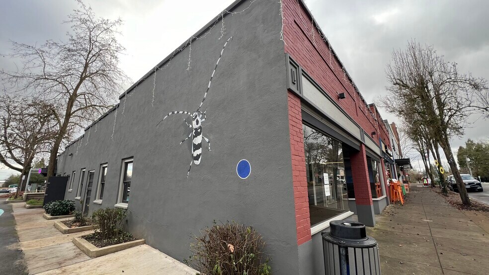 More Photos Of 155 Main St W, Monmouth Storefront For Lease