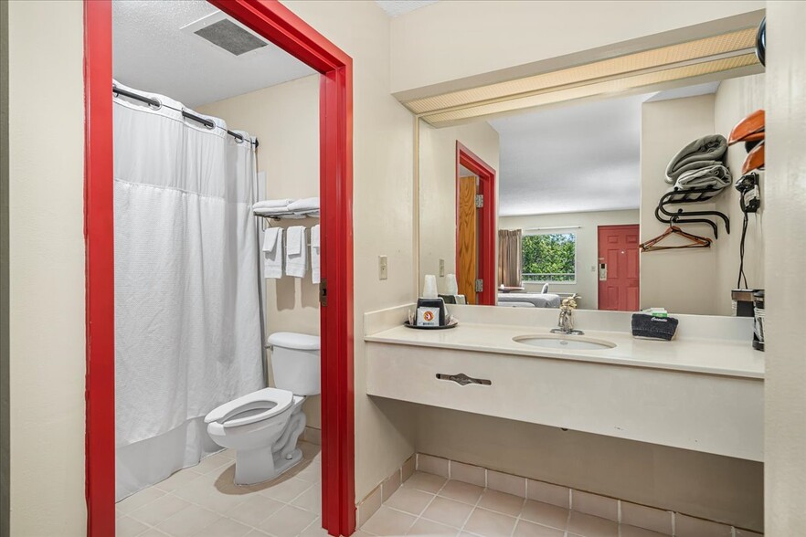 More Photos Of 182 Quillens Chapel Rd, Campton Hotel For Sale