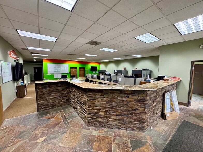 More Photos Of 5311 Niagara St, Commerce City Showroom For Lease