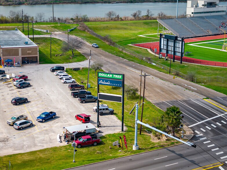 More Photos Of 301-327 S Brazosport Blvd, Freeport Storefront For Lease