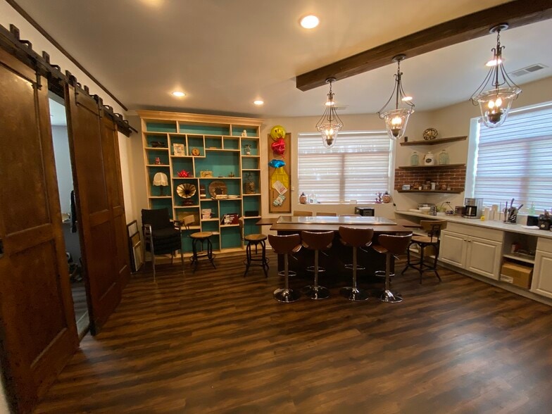 More Photos Of 72-76 N Broadway St, Des Plaines Light Distribution For Sale