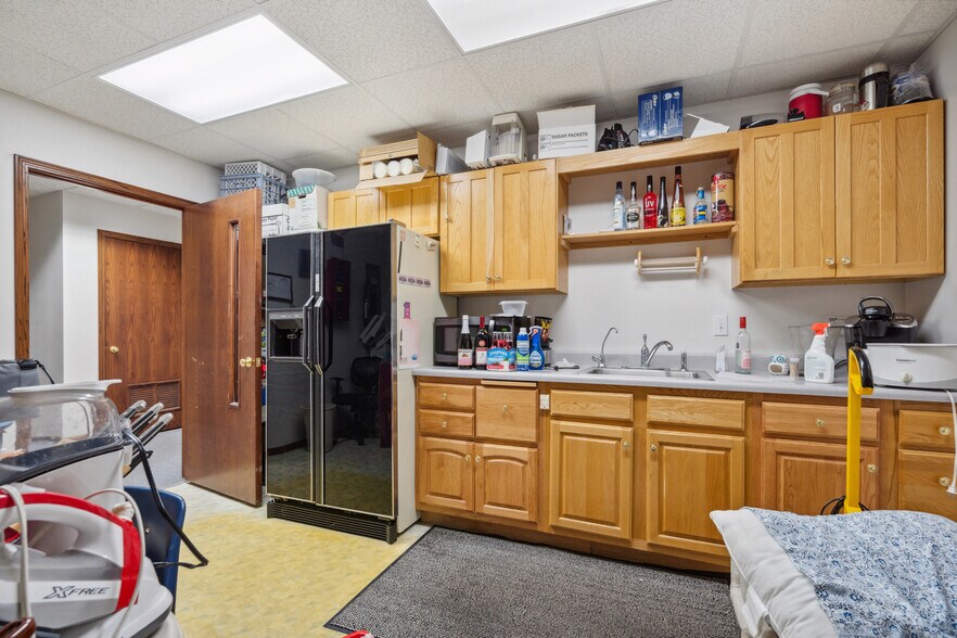 More Photos Of 305 E San Marnan Dr, Waterloo Medical For Sale