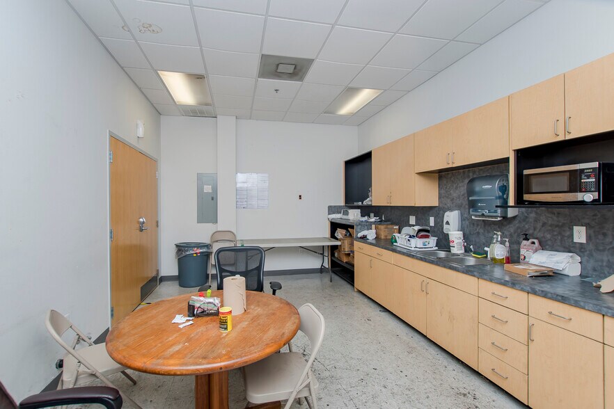 More Photos Of 7150 Exchequer Dr, Baton Rouge Warehouse For Lease