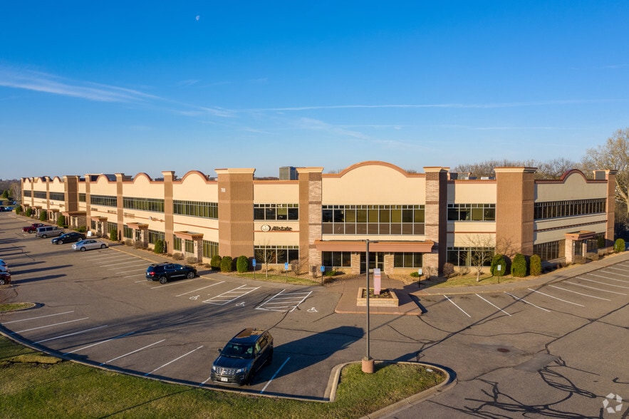 More Photos Of 670 Commerce Dr, Woodbury Unknown For Lease