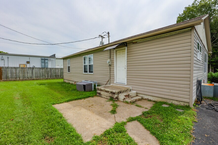 More Photos Of 806 Poplar St, Benton Office For Sale