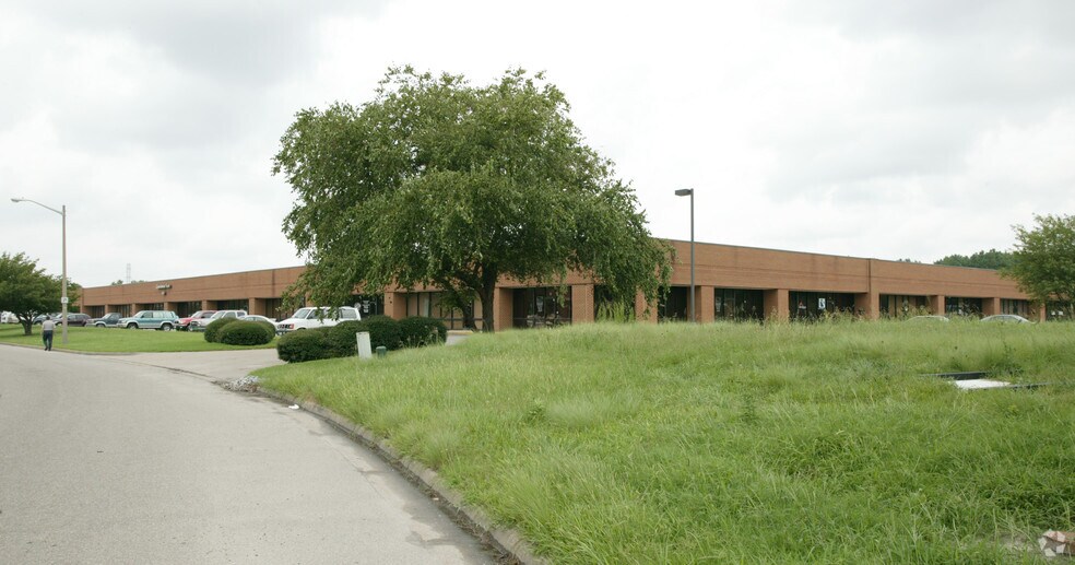 More Photos Of 820 Greenbrier Cir, Chesapeake Showroom For Lease