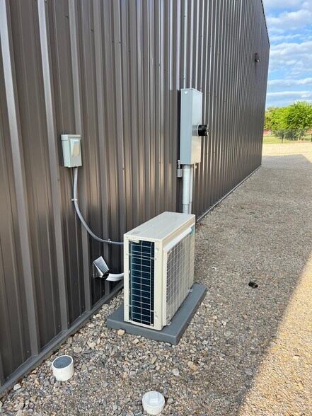 More Photos Of 120 Old Agnes Rd, Weatherford Flex For Lease