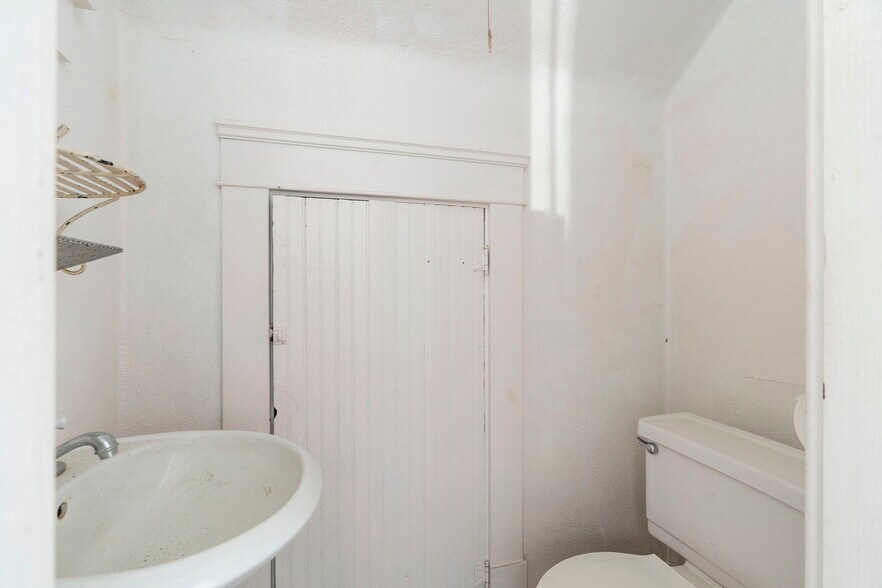 More Photos Of 204 Magnolia St, New Smyrna Beach Restaurant For Sale