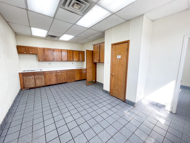 More Photos Of 7902 Slide Rd, Lubbock Veterinarian Kennel For Lease