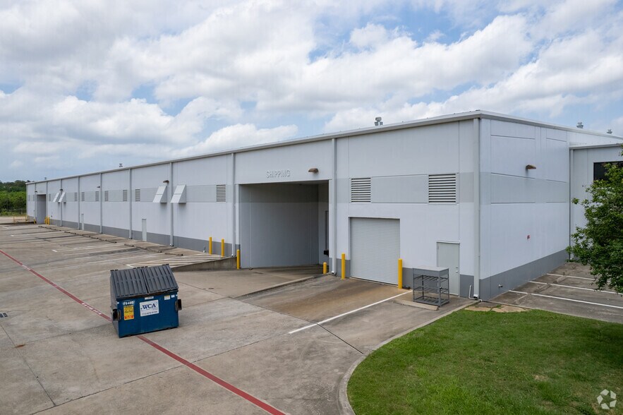 More Photos Of 1626 S Cherry St, Tomball Warehouse For Lease