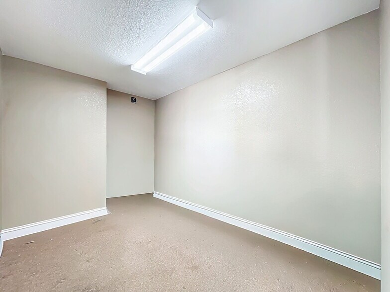 More Photos Of 112 N Mulrennan Rd, Valrico Warehouse For Sale